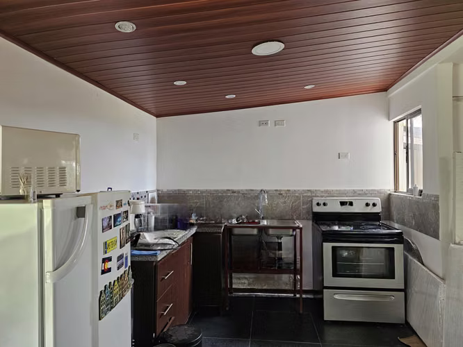 Propiedad con 2 Casas en Agua Caliente, Cartago