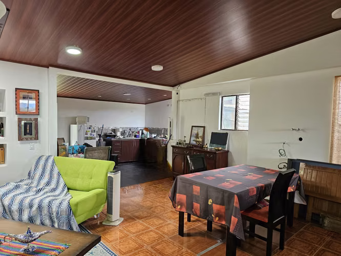 Propiedad con 2 Casas en Agua Caliente, Cartago