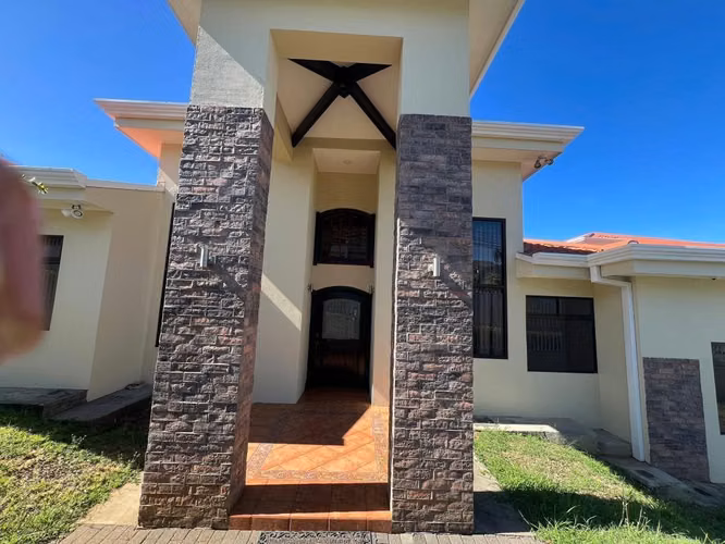 Venta de casa en RECIDENCIAL Lomas de Cariari Belén Heredia