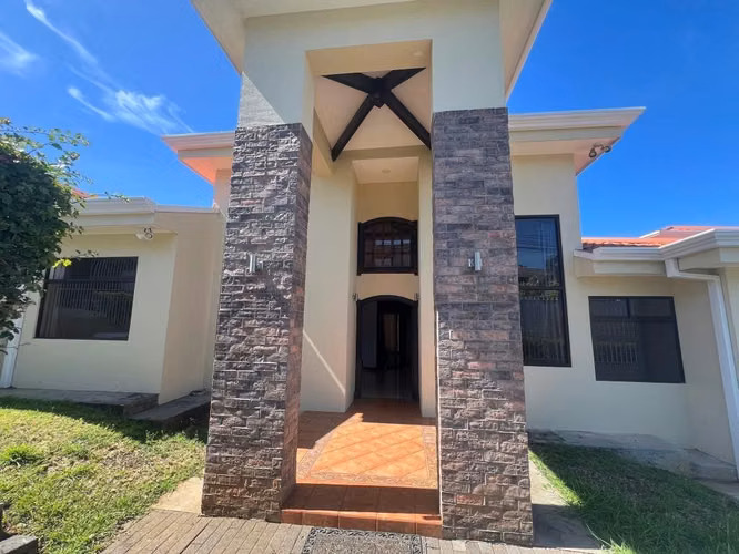 Venta de casa en RECIDENCIAL Lomas de Cariari Belén Heredia