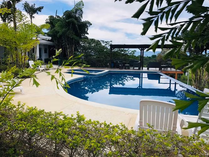 VENTA Casa de 2 niveles en Condominio de Grecia, Alajuela