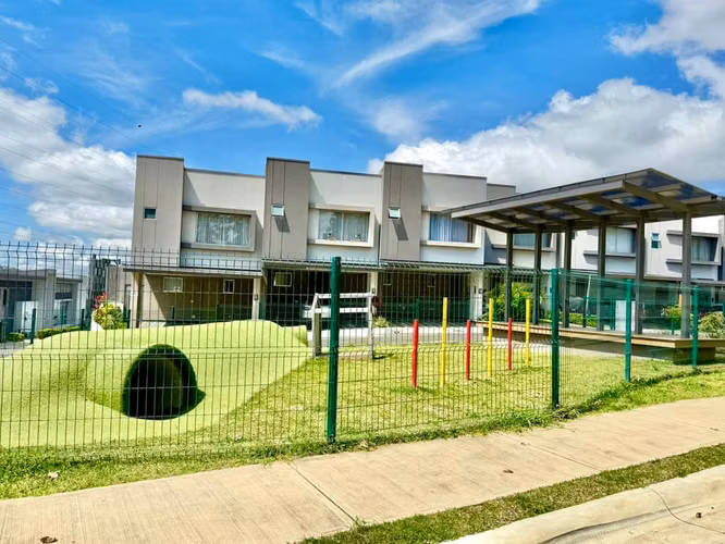 Venta de Casa nueva en Condominio Blue-Los Arcos-Cariari, Belén