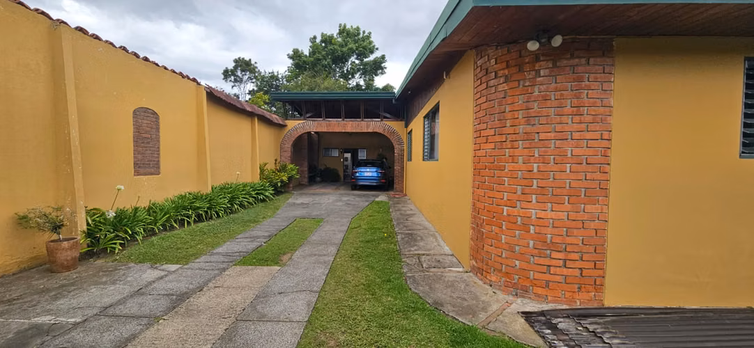 Vendo casa amplia con zonas verdes en San Ramón de Tres Ríos
