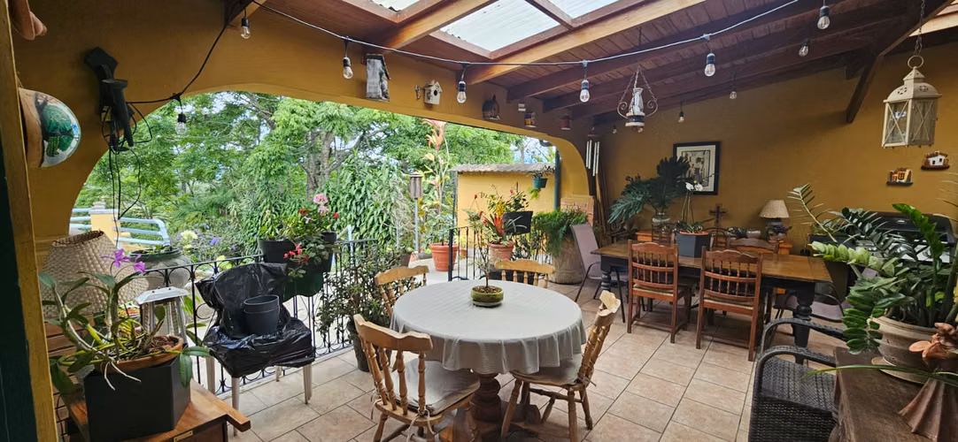 Vendo casa amplia con zonas verdes en San Ramón de Tres Ríos