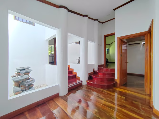 En Venta Casa Independiente En Curridabat con Patio y Terraza 5 Habitaciones - Imagen 3