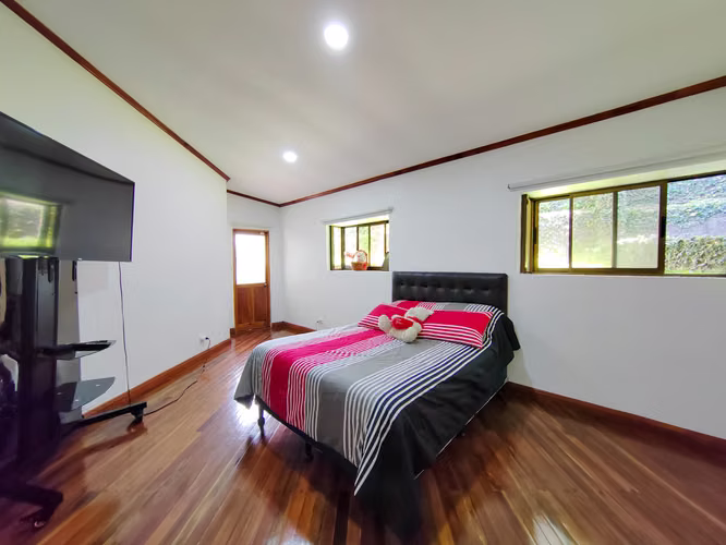 En Venta Casa Independiente En Curridabat con Patio y Terraza 5 Habitaciones - Imagen 6