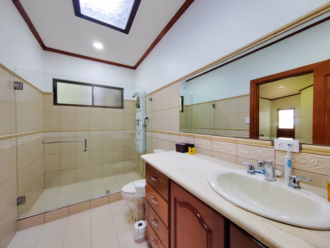 En Venta Casa Independiente En Curridabat con Patio y Terraza 5 Habitaciones - Imagen 10