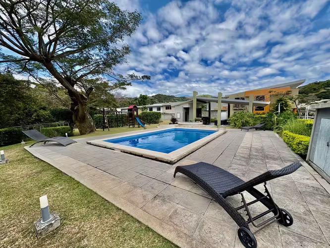 SANTA ANA! MODERNA CASA DE 4 HAB/3.5 BAÑOS/2 PARQUEOS