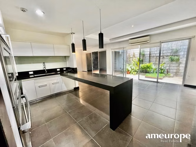 SANTA ANA! MODERNA CASA DE 4 HAB/3.5 BAÑOS/2 PARQUEOS