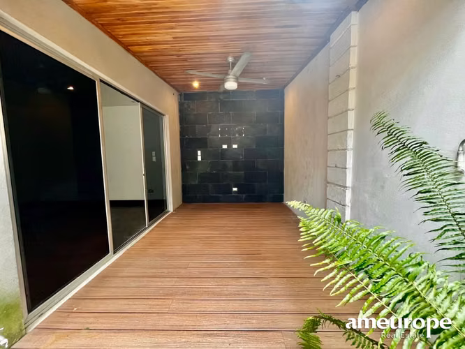 SANTA ANA! MODERNA CASA DE 4 HAB/3.5 BAÑOS/2 PARQUEOS