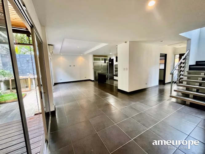 SANTA ANA! MODERNA CASA DE 4 HAB/3.5 BAÑOS/2 PARQUEOS