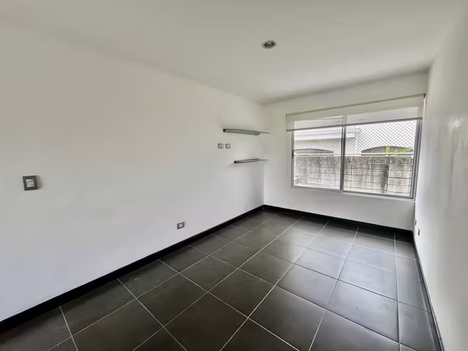 SANTA ANA! MODERNA CASA DE 4 HAB/3.5 BAÑOS/2 PARQUEOS