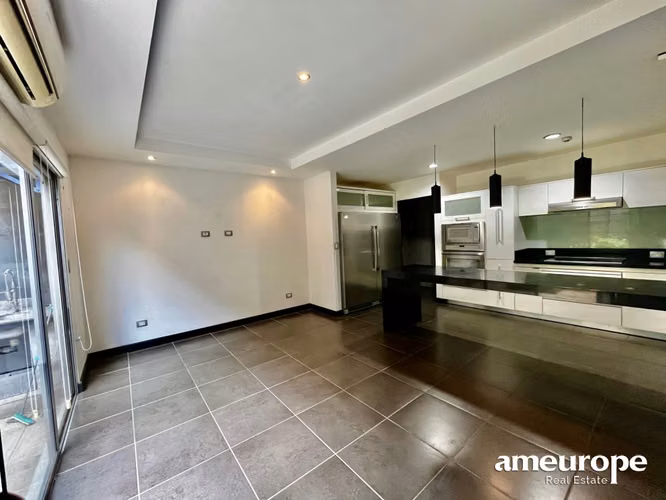SANTA ANA! MODERNA CASA DE 4 HAB/3.5 BAÑOS/2 PARQUEOS