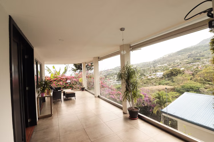 Casa en alquiler en montañas de Escazú | 2 niveles | Vistas espectaculares KV