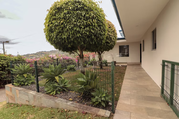 Casa en alquiler en montañas de Escazú | 2 niveles | Vistas espectaculares KV