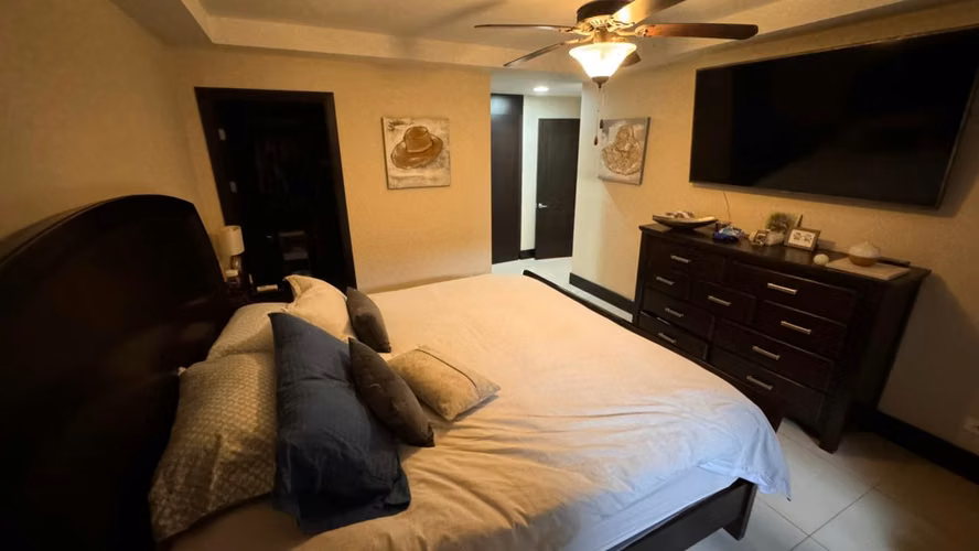 Amplio apartamento en venta en Brasil de Santa Ana! P583