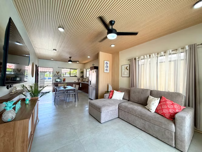 Casa con piscina en venta, Parrita, Puntarenas