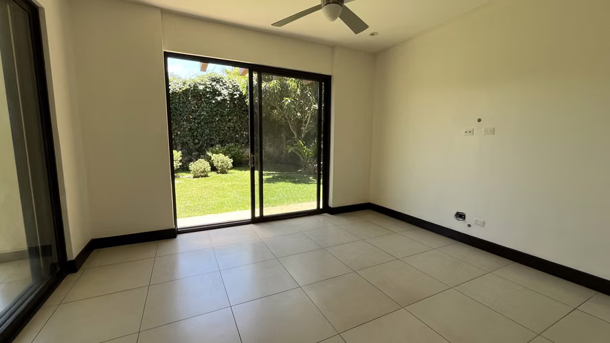 Casa en Venta Santa Ana | Moderna | Amplio Jardín | Casas Separadas
