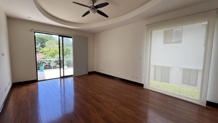 Casa en Venta Santa Ana | Moderna | Amplio Jardín | Casas Separadas