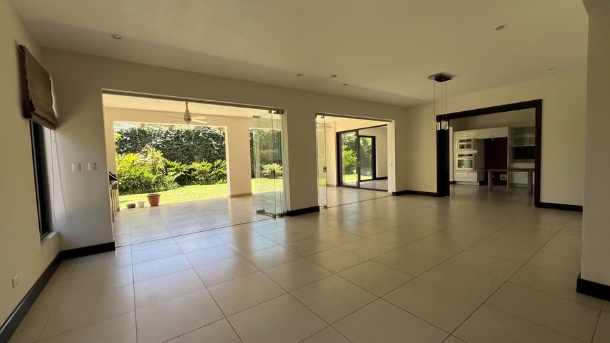 Casa en Venta Santa Ana | Moderna | Amplio Jardín | Casas Separadas