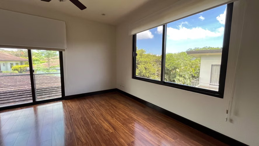 Casa en Venta Santa Ana | Moderna | Amplio Jardín | Casas Separadas