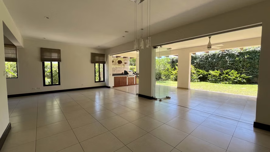 Casa en Venta Santa Ana | Moderna | Amplio Jardín | Casas Separadas