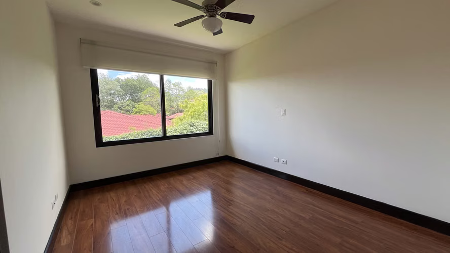 Casa en Venta Santa Ana | Moderna | Amplio Jardín | Casas Separadas
