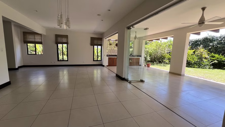 Casa en Venta Santa Ana | Moderna | Amplio Jardín | Casas Separadas