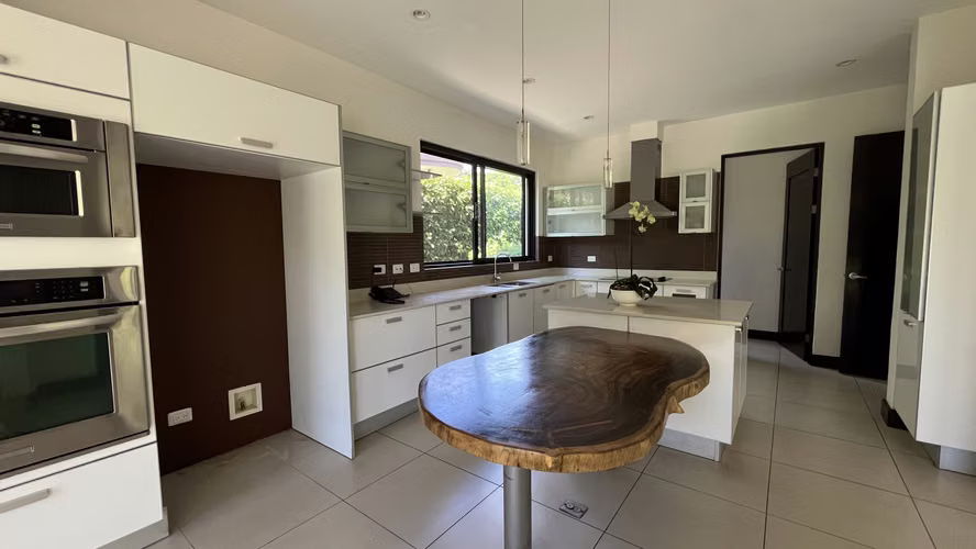 Casa en Venta Santa Ana | Moderna | Amplio Jardín | Casas Separadas
