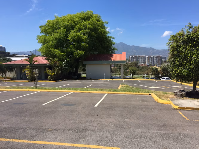 Oficina remodelada de 463m² en Uruca, 16 parqueos