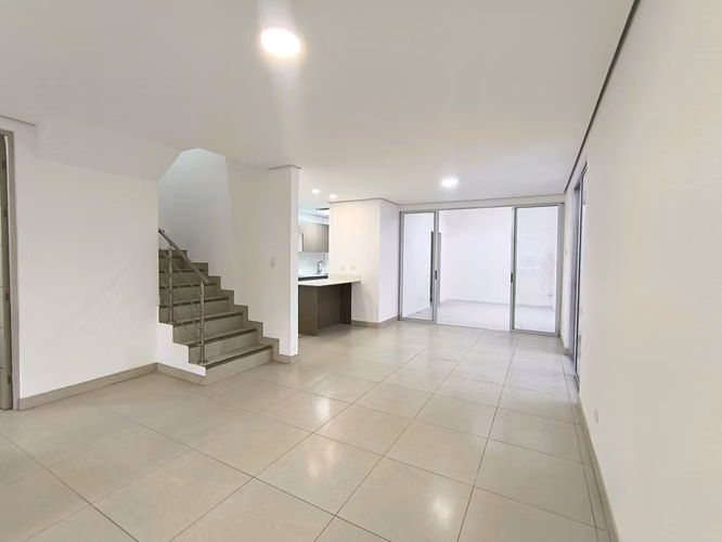 Casa moderna 5 hab. en condominio con amenidades