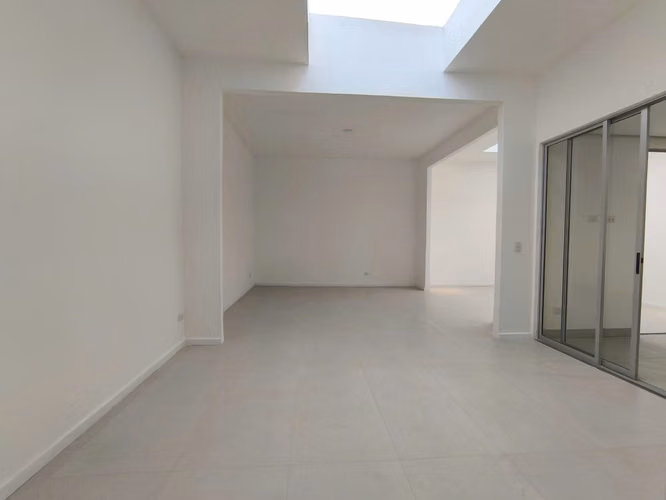 Casa moderna 5 hab. en condominio con amenidades