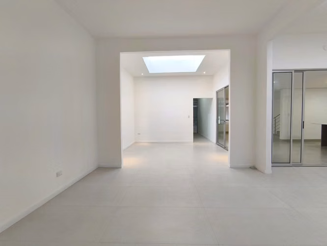 Casa moderna 5 hab. en condominio con amenidades