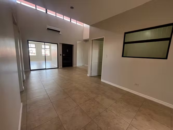 Alquiler edificio de consultorios u oficinas nuevo , ascensor - Imagen 13
