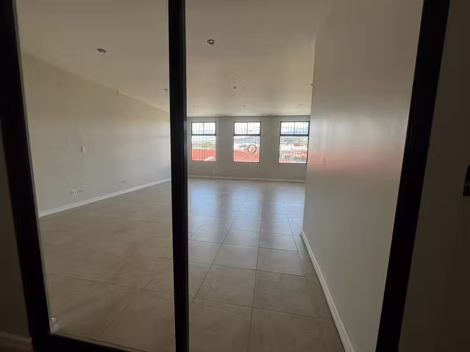 Alquiler edificio de consultorios u oficinas nuevo , ascensor - Imagen 17