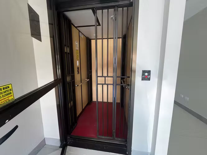 Alquiler edificio de consultorios u oficinas nuevo , ascensor - Imagen 2