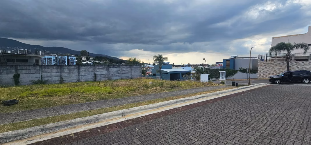 Amplio lote esquinero en Rivergrand con excelentes vistas