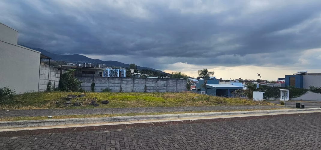 Amplio lote esquinero en Rivergrand con excelentes vistas