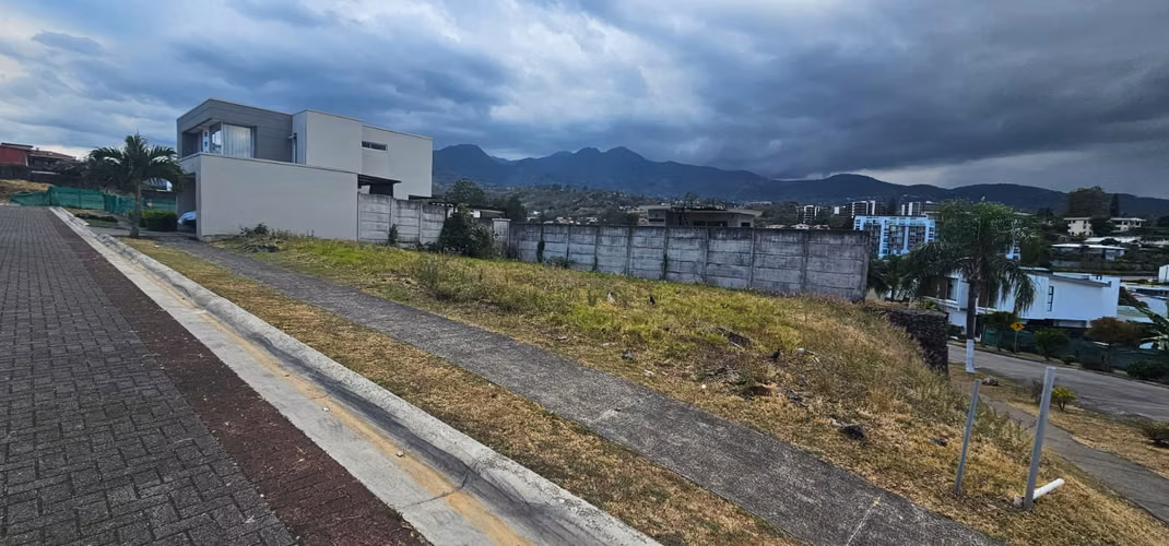 Amplio lote esquinero en Rivergrand con excelentes vistas