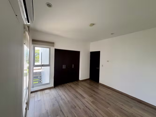 Apartamento con línea blanca, de estilo moderno. En condominio en Escazú,.