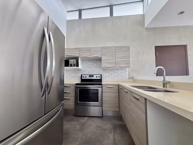 Apartamento con línea blanca, de estilo moderno. En condominio en Escazú,.