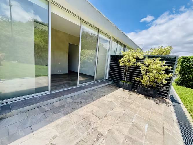 Apartamento con línea blanca, de estilo moderno. En condominio en Escazú,.
