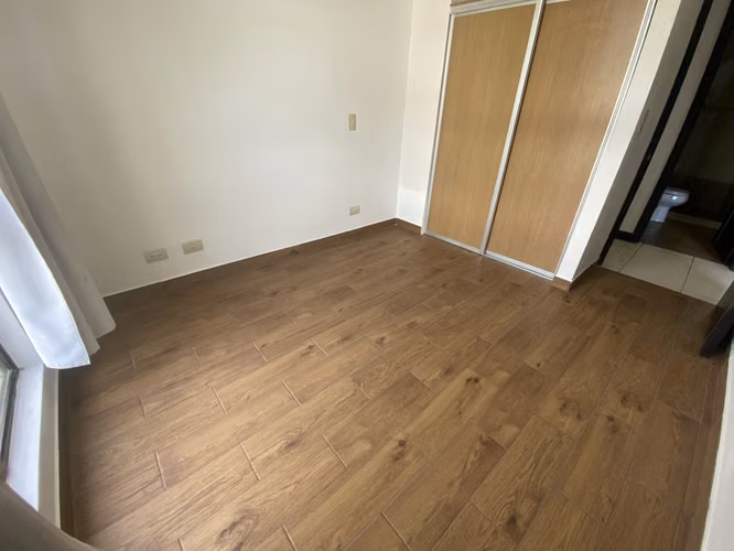 Apartamento sin muebles en Santa Ana, 2 habitaciones, 2 baños, 1 parqueo