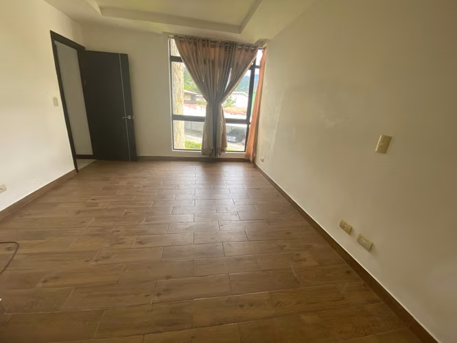 Apartamento sin muebles en Santa Ana, 2 habitaciones, 2 baños, 1 parqueo