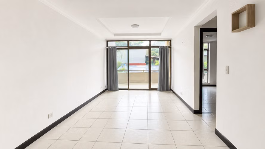 Apartamento sin muebles en Santa Ana, 2 habitaciones, 2 baños, 1 parqueo