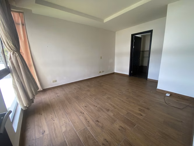 Apartamento sin muebles en Santa Ana, 2 habitaciones, 2 baños, 1 parqueo