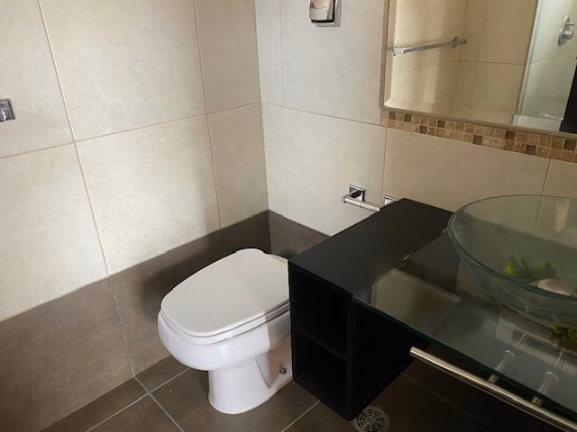 Apartamento sin muebles en Santa Ana, 2 habitaciones, 2 baños, 1 parqueo