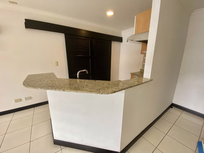 Apartamento sin muebles en Santa Ana, 2 habitaciones, 2 baños, 1 parqueo
