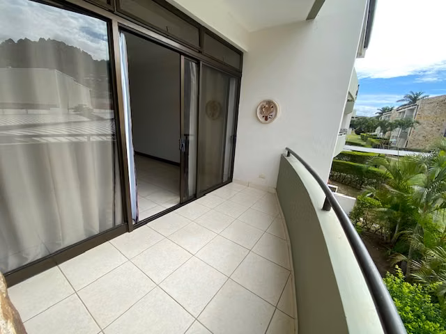 Apartamento sin muebles en Santa Ana, 2 habitaciones, 2 baños, 1 parqueo