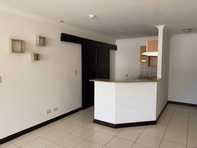 Apartamento sin muebles en Santa Ana, 2 habitaciones, 2 baños, 1 parqueo
